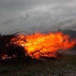 Heftiger Wind facht das Feuer an - trübe Wolken prägen das Bild