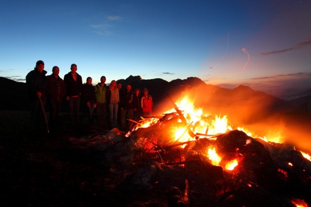 Sonnwendfeuer an der Laireiteralm - im Hintergrund der Schuhflicker