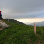 Unter dichten Wolken ein Sonnenfenster am Sonntagskogel