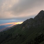 Zarte Sonnenstrahlen brechen durch die Wolkendecke