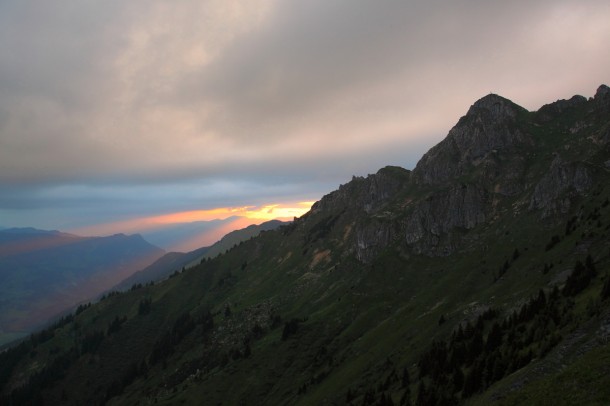 Zarte Sonnenstrahlen brechen durch die Wolkendecke