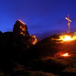 Langsam wird es still und einsam am Berg. Flammen erhellen die Dunkelheit.