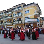 Kinder-Volkstanzgruppe vor dem Hotel "Alte Post"