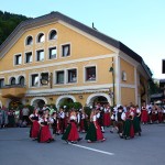 Kinder-Volkstanzgruppe vor dem Hotel "Alte Post"