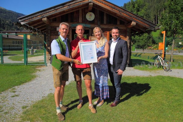 Urkundenübergabe: Thomas Wirnsperger (TVB), Bürgermeister Hans Rohrmoser, Angelika Pehab und Christoph Enengl (Bezirksblätter Pongau).