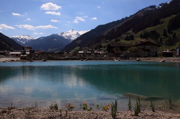 Biotop / Teich zwischen Sportanlagen und Spielplatz