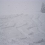 Spuren im Schnee. Aber Vorsicht - lawinensicher sind nur geöffnete Piste und Skirouten.