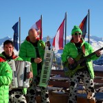 Neben´s dem Musizieren wird sichtlich die letzte Abendsonne genossen