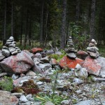 Stoamandln zieren den Weg in die Schöder