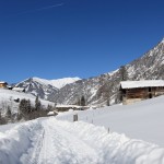 Winter im Talschluss - rechts das alte Seegut, links der neue Pertillhof