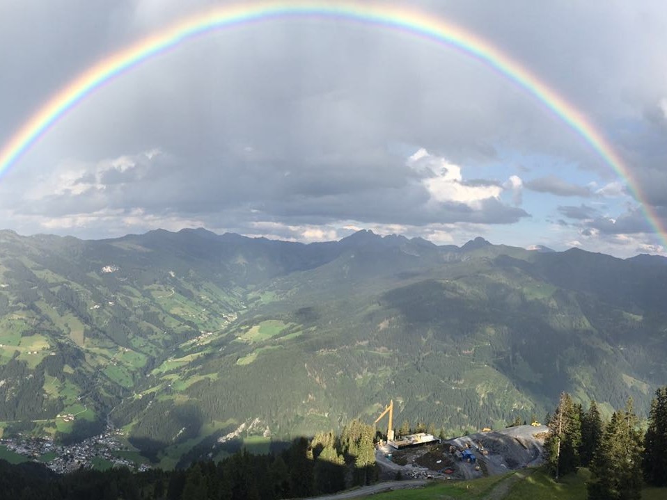 Der Regenbogen über dem Großarltal und der Baustelle "Teich Himmelreich". Bild: Hans-Jörg Hettegger