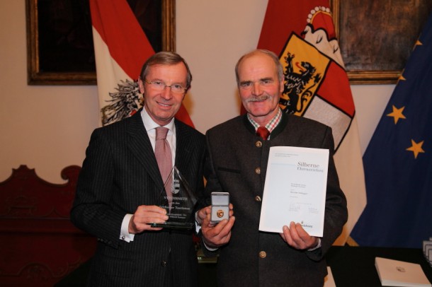 Silvester Hetteger (re.) bei der Auszeichnung durch Landeshauptmann-Stv. DDr. Wilfried Haslauer