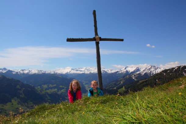 Listig schauen die beiden über den Hügel - das Panorama ist genial