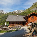 Mooslehenalm mit Spielplatz - Blick zum Austuhl und Schiedreitspitz