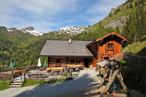 Mooslehenalm mit Spielplatz - Blick zum Austuhl und Schiedreitspitz