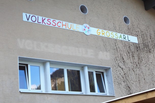 "Volksschule Großarl" prangt nun an der ehemaligen "Voksschule Au"