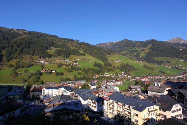 Blick von der Kirche über das Tal hinweg auf die wesetliche Talseite