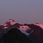 Noch ist es dunkel hier, doch der Ankogel-Gipfel leuchtet schon im ersten Sonnenlicht