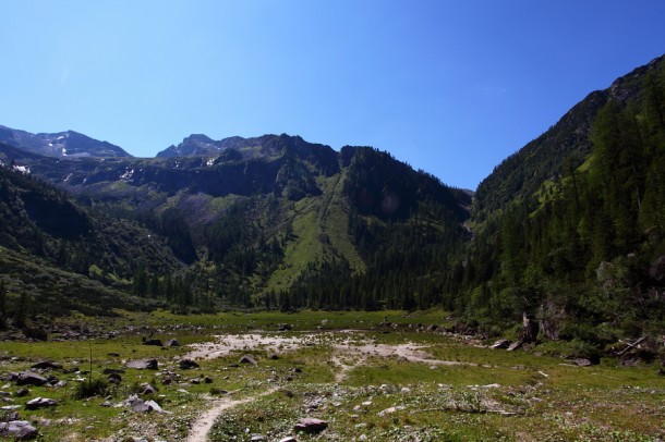 Das Becken des Schödersees, leer bis auf eine kleine Lacke