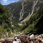 Blick vom Kolmfall hinunter zum ausgetrockneten Schödersee