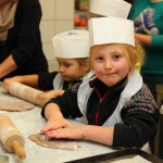 Es wird gerollt, ausgestochen, genascht und gebacken ...