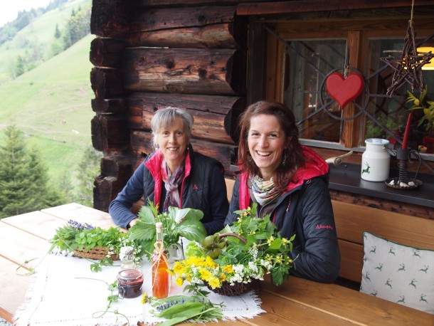 Gretl und Martina mit reichlich gedeckten Kräutertisch