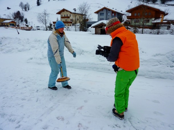 Alex beim Eisstockschießen, gefilmt von Eszter