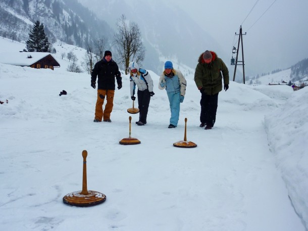 Peter, ich, Alex und Steve beim Eisstockschießen