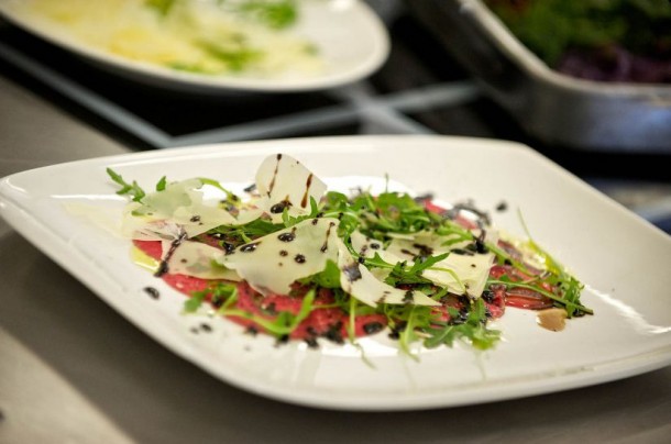 Kalbscarpaccio mit Rucola-Pesto - Frühlingsgefühle in der Küche des Hotel Nesslerhof