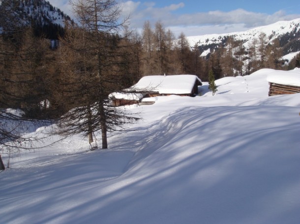 Tief verschneite Winterlandschaft in der Filzmoosalm